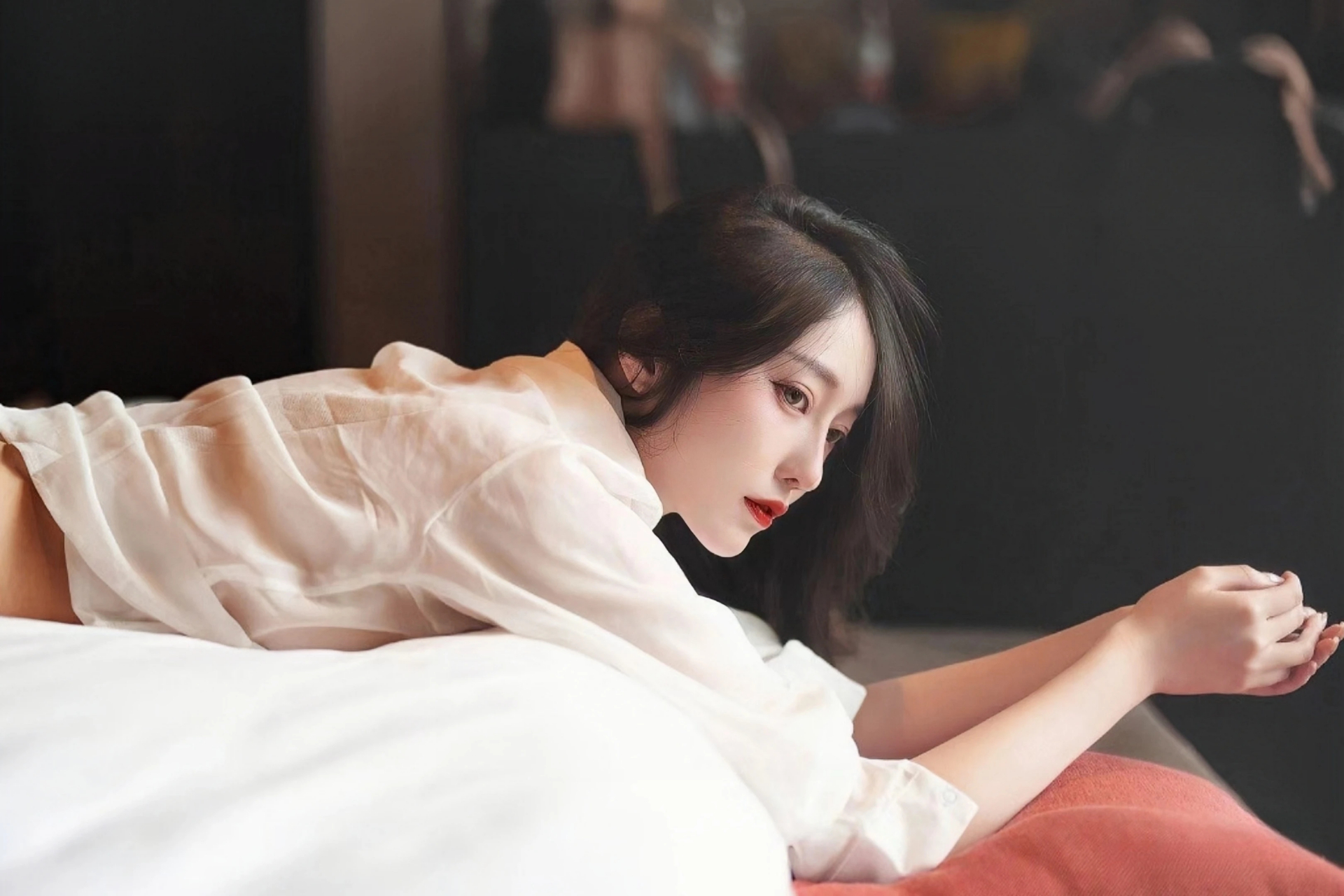 铁路隧道里的坚守：高温天穿秋裤，日行万步护通行安全